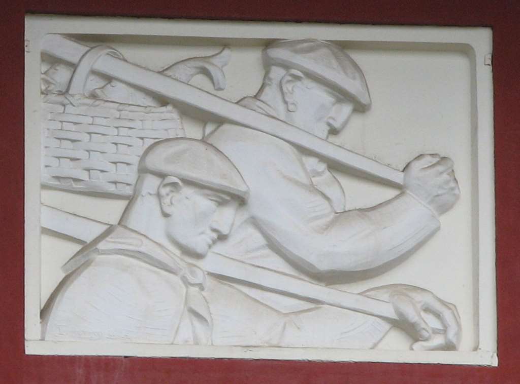 Bas-relief "Chasseurs de palombes" sur une villa d'Hossegor