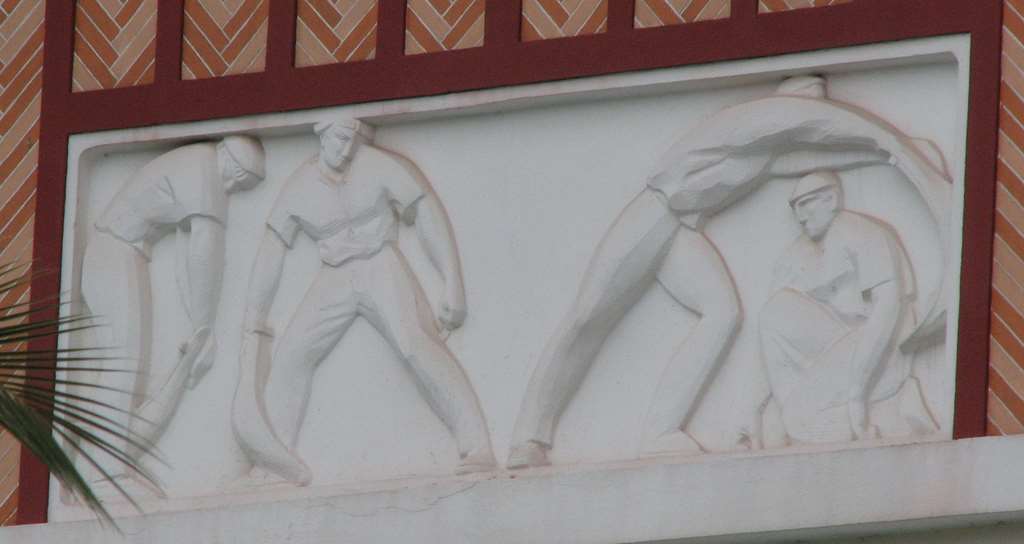 Bas-relief "Joueurs de chistera" sur le Sporting Casino d'Hossegor