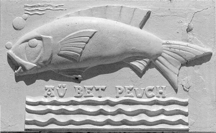 Enseigne  Au beth peuch, sculptée par L.Danglade